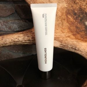 Hourglass veil mineral primer